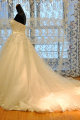Glamorous Strapless Sleevelsss Tulle Wedding Dress Sweetheart Appliques Bridal Gowns with Rhinestones On Sale
