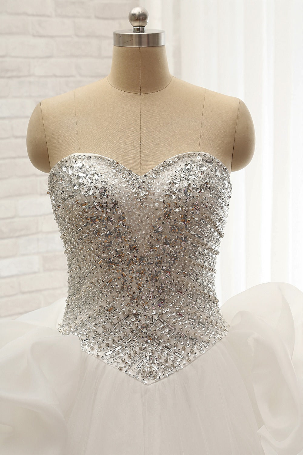 Glamorous Sweetheart White Sequins Wedding Dresses With Appliques Tulle Ruffles Bridal Gowns Online
