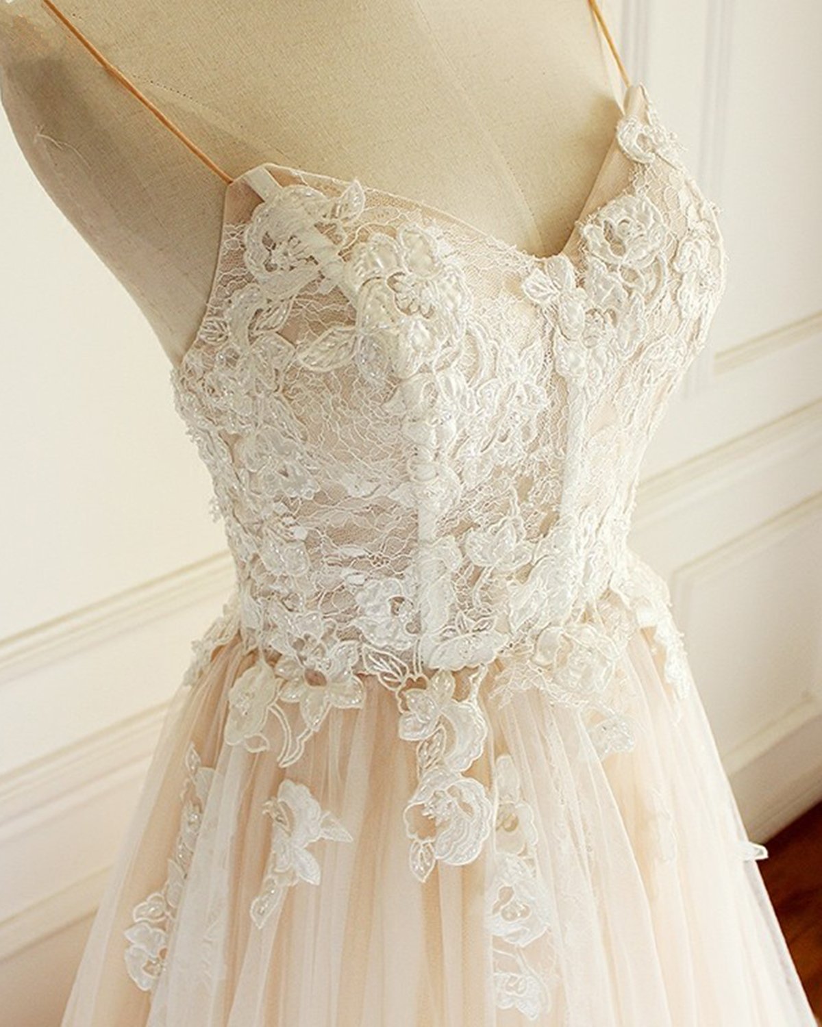 Gorgeous Sweetheart Creamy Tulle Wedding Dress Spaghetti Straps Sweep Train Bridal Gowns On Sale
