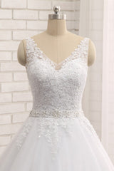 Gorgeous V neck Straps Sleeveless Wedding Dresses White A line Lace Bridal Gowns With Appliques Online