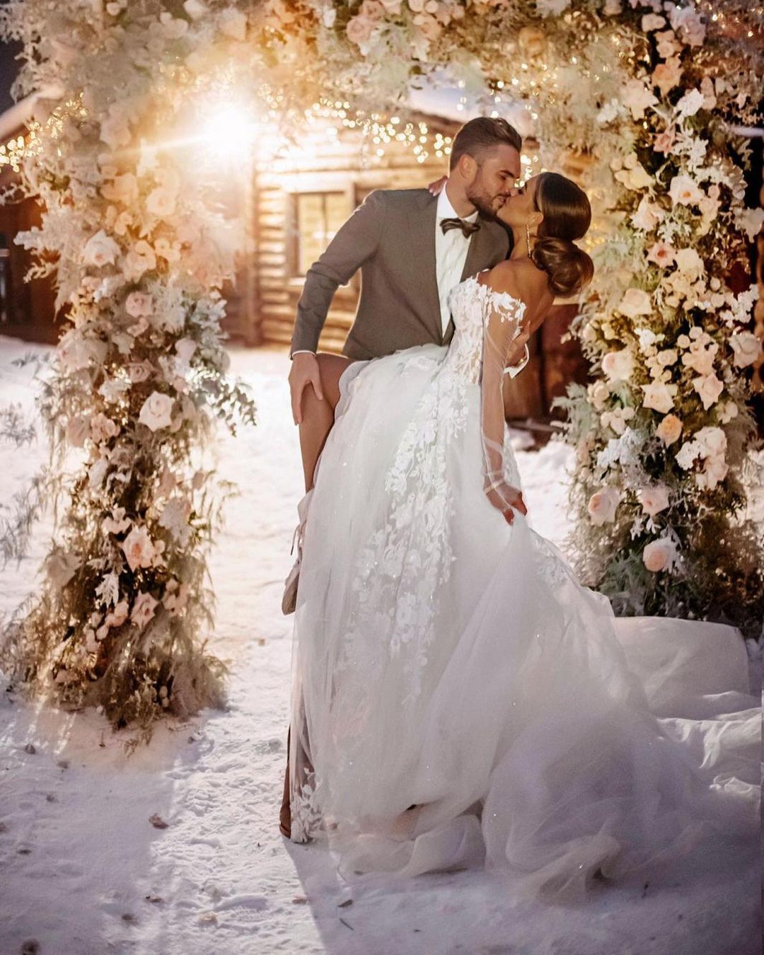 Long Sleeves Wedding Dress Off-the-Shoulder With Lace Appliques