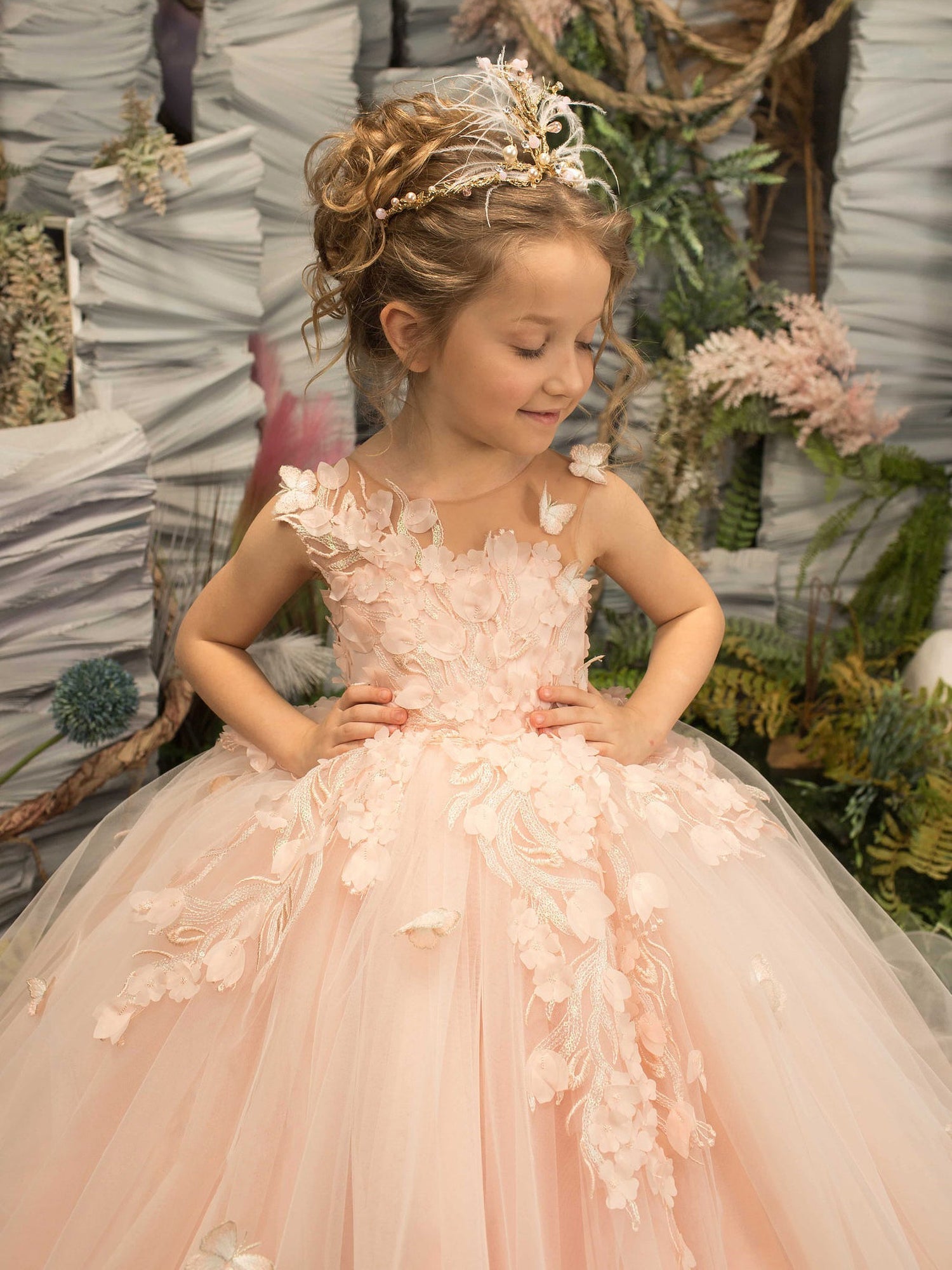 Lovely Sleeveless Ball Gown Flower Girls Dress With Appliques
