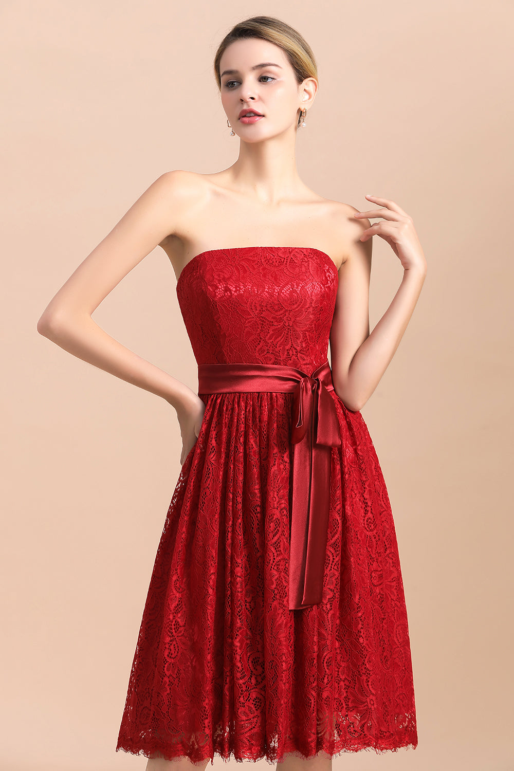 Pretty Strapless Red Lace Bridesmaid Dresses Sleeveless Short Wedding Party Dress with Sash