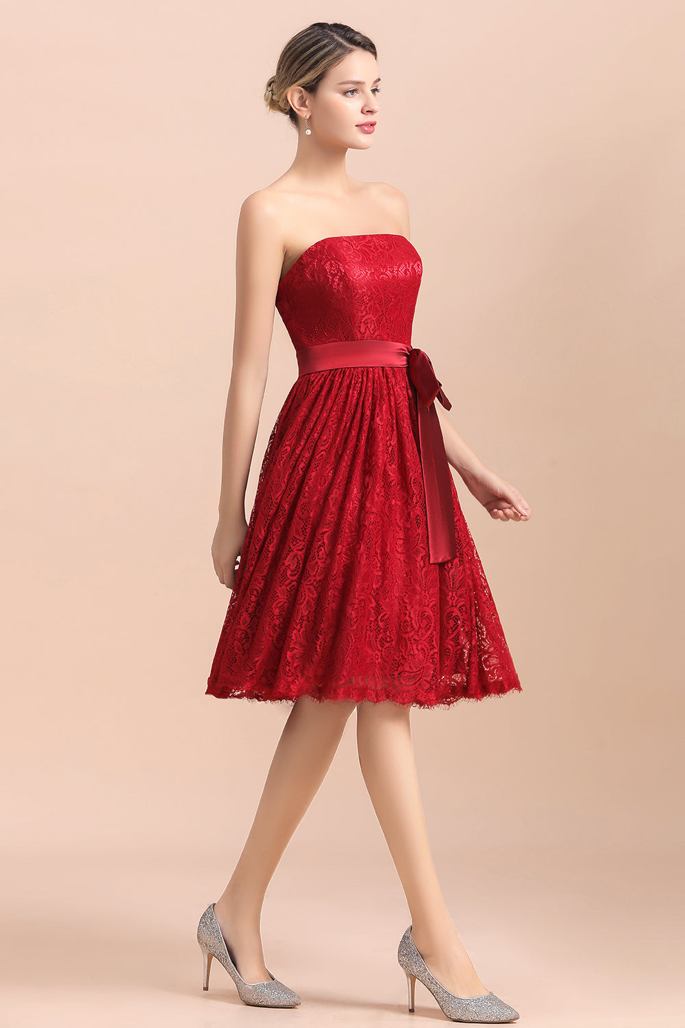 Pretty Strapless Red Lace Bridesmaid Dresses Sleeveless Short Wedding Party Dress with Sash