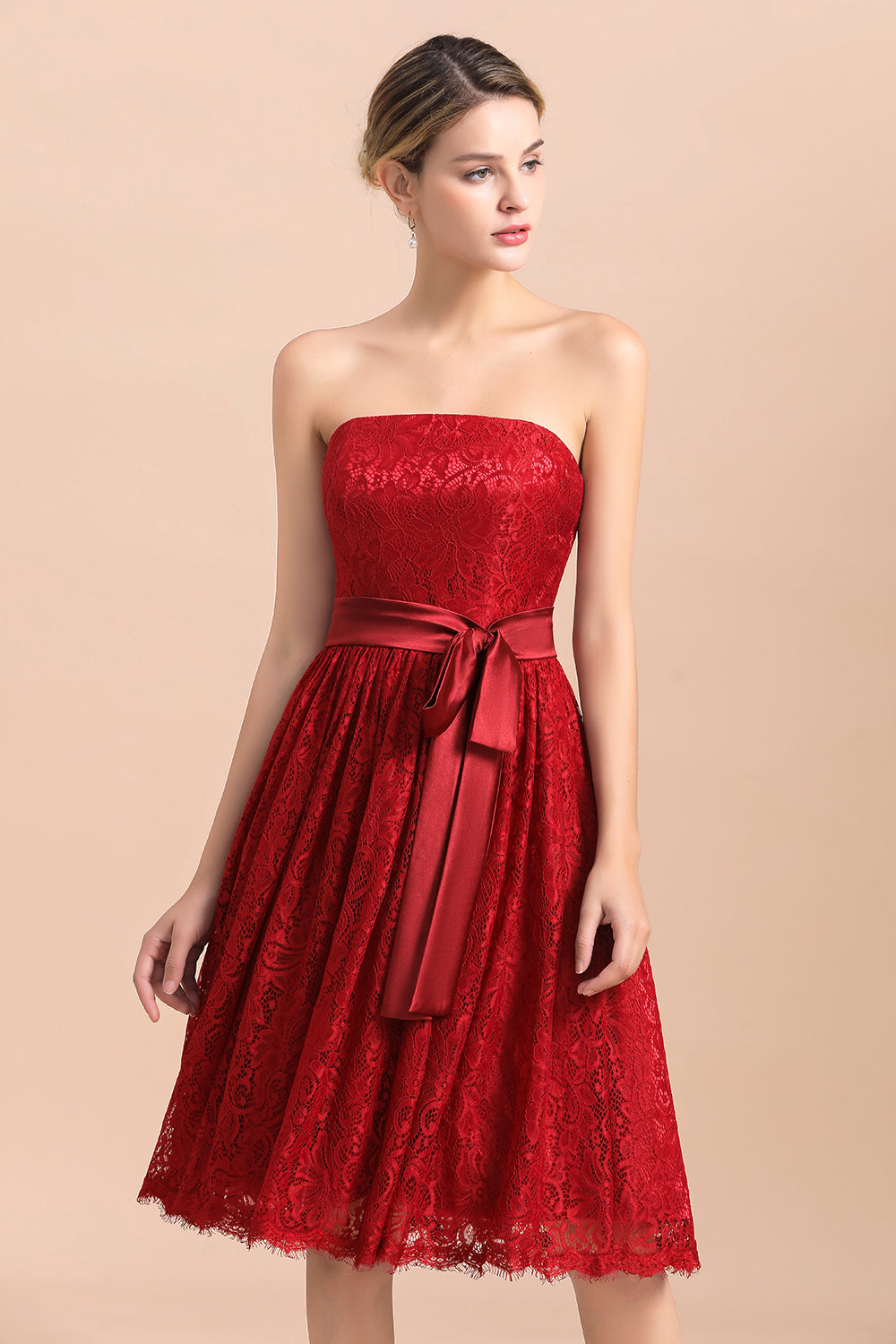 Pretty Strapless Red Lace Bridesmaid Dresses Sleeveless Short Wedding Party Dress with Sash