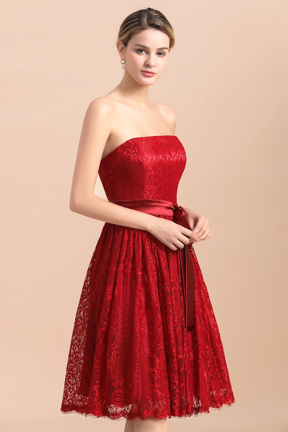 Pretty Strapless Red Lace Bridesmaid Dresses Sleeveless Short Wedding Party Dress with Sash