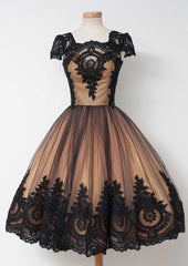 Stunning Tea-Length Homecoming Dress with Tulle & Appliques