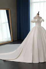 Stylish Strapless Sweetheart Satin Wedding Dress Ruffles Sleeveless Ball Gowns Bridal Gowns On Sale