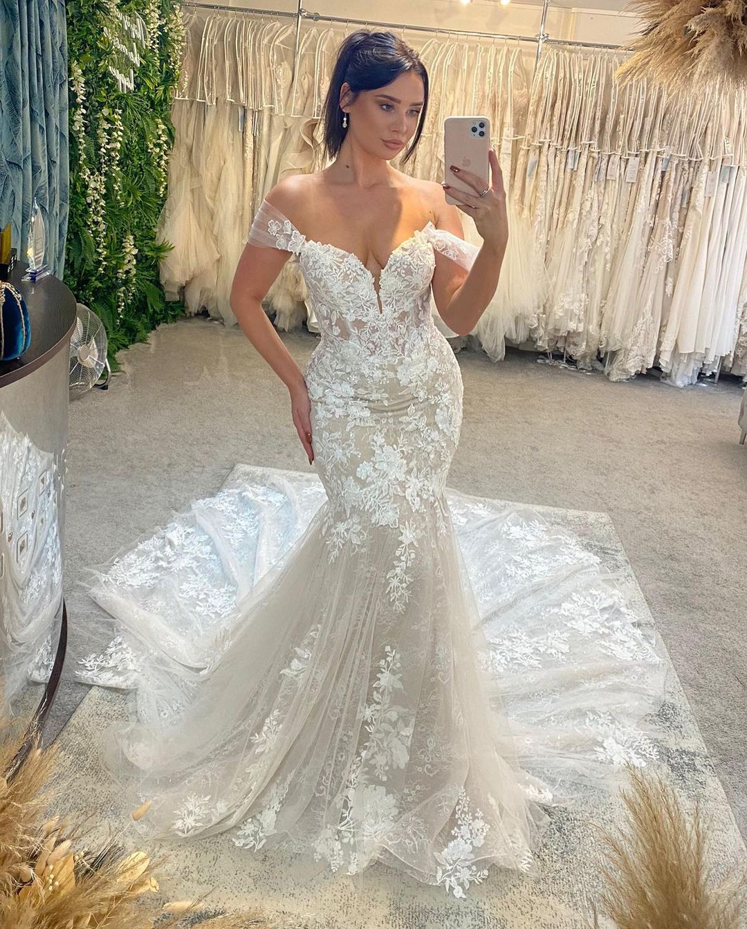 Beautiful Floor Length Off-The-Shoulder Sweetheart Sleeveless Lace Wedding Dress with Chapel Train