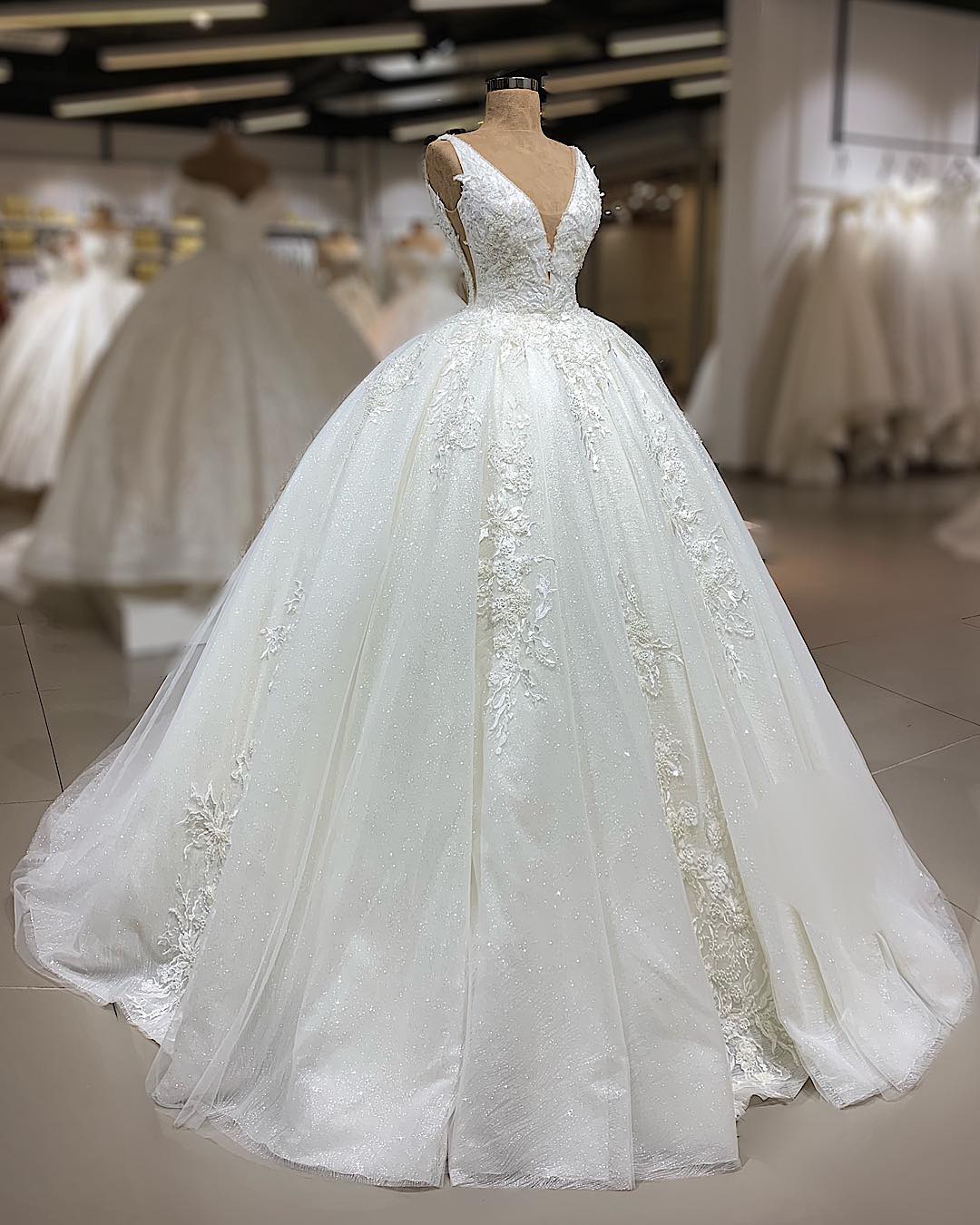 Unique Straps V-neck White Wedding Dresses A-line Tulle Ruffles Bridal Gowns With Appliques On Sale