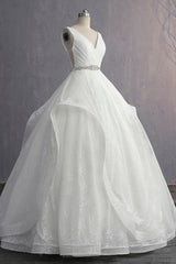 Unique V-Neck Ruffles Lace White Wedding Dress Appliques Sleeveless Bridal Gowns with Beadings On Sale