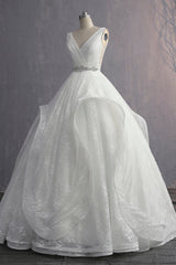 Unique V-Neck Ruffles Lace White Wedding Dress Appliques Sleeveless Bridal Gowns with Beadings On Sale