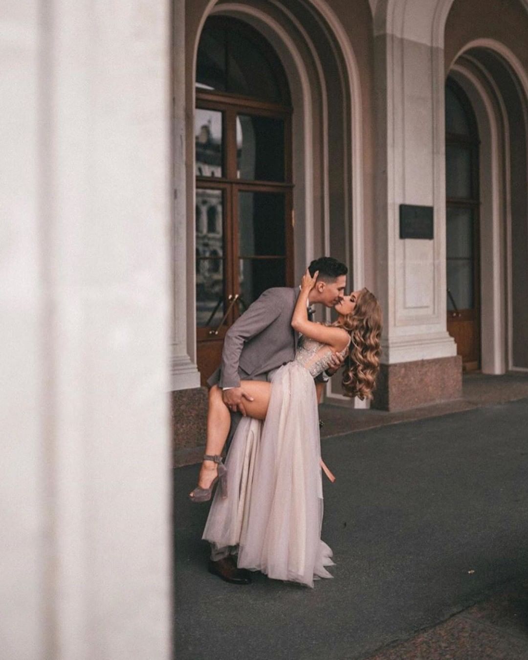 V-Neck Sleeveless Tulle Wedding Dress Slit With Appliques
