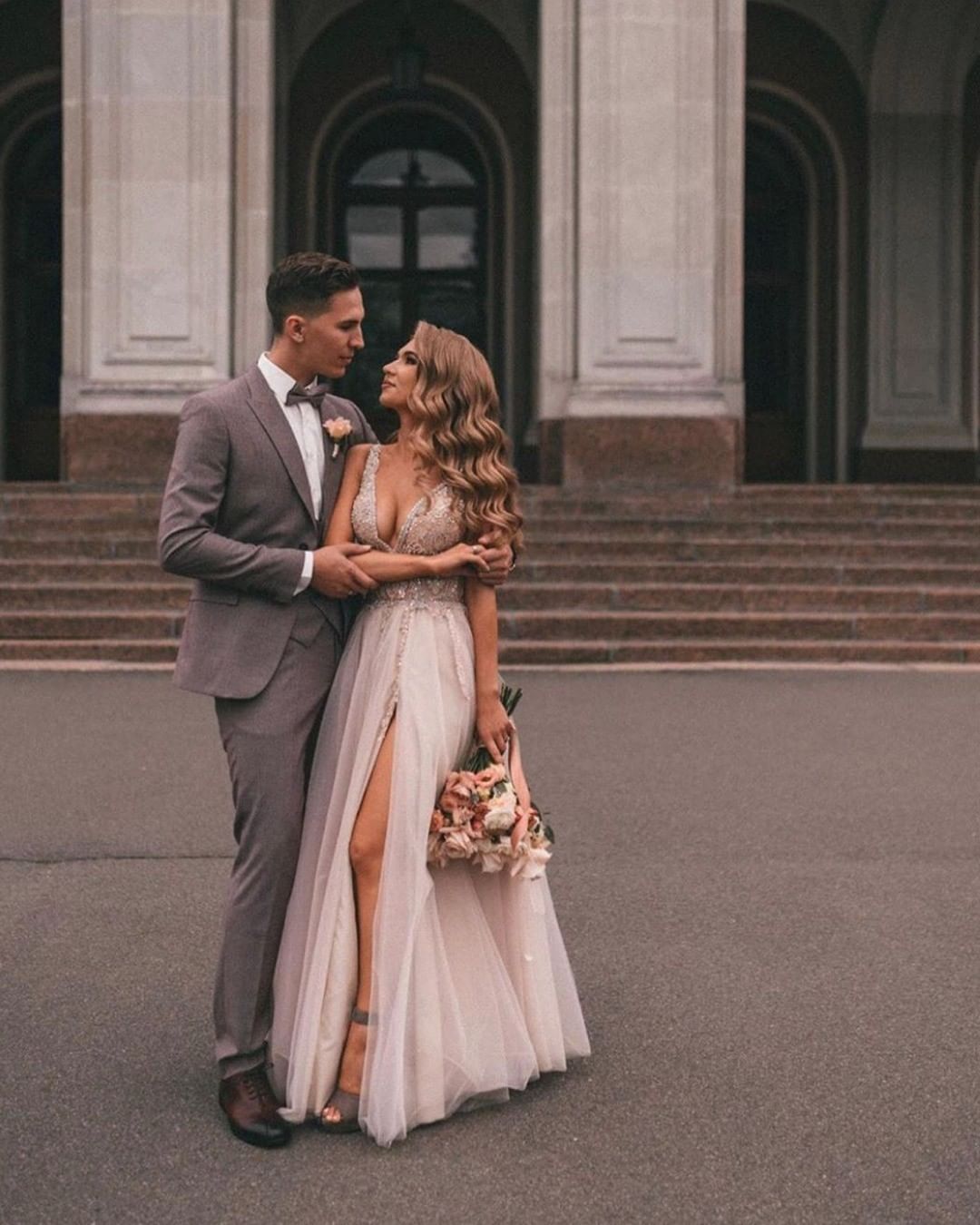 V-Neck Sleeveless Tulle Wedding Dress Slit With Appliques